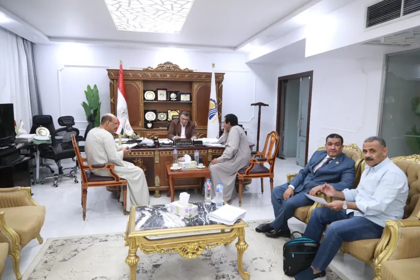 في لقائهم الأسبوعي.. محافظ قنا يبحث مع أعضاء مجلسي النواب والشيوخ مطالب المواطنين