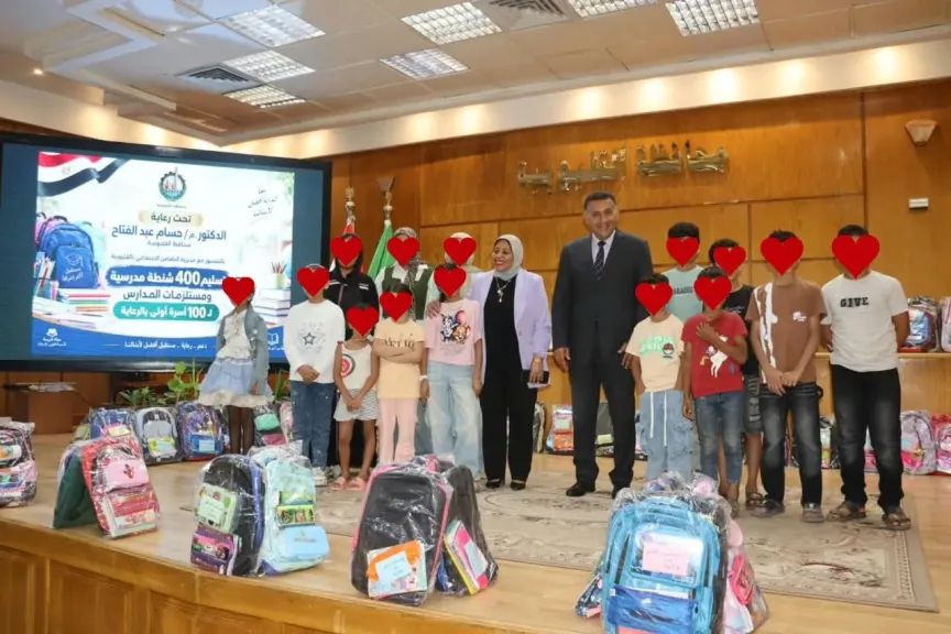 قبل إنطلاق الدراسة.. محافظ القليوبية يسلم 400 شنطة ومستلزمات مدرسية لـ100 أسرة