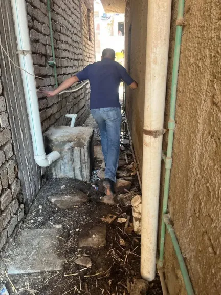«بين تراكمات المياه».. نائب حزب النور ببني سويف يتابع حل مشكلات الصرف الصحي ومحول الكهرباء بقرية «معصرة أبو صير»