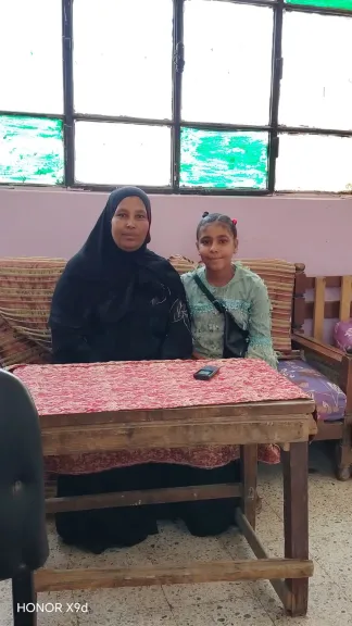«لقيت دول يا ماما وعاوزين نرجعهم».. طفلة بائعة ترمس تعثر على 35 ألف جنيه وتعيدهم لصاحبهم في قنا