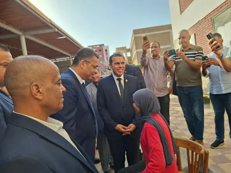 محافظ البحر الأحمر من طابور الصباح: ما فات بالأمس يمكن تعويضه اليوم.. ومستقبلكن بأيديكن