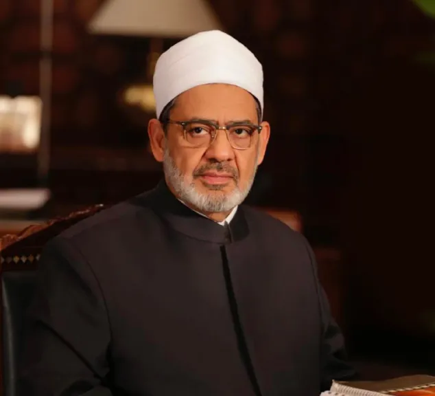 شيخ الأزهر يطمئن هاتفيًّا على صحة الشيخ أيمن عبد الغني ومرافقيه إثر تعرضهم لانقلاب سيارتهم