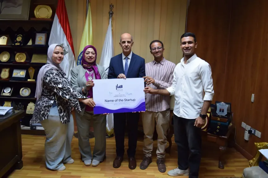 رئيس جامعة بنى سويف يستقبل طلاب كلية العلوم الفائز بالمركز الأول في مسابقة زويل للشركات الناشئة