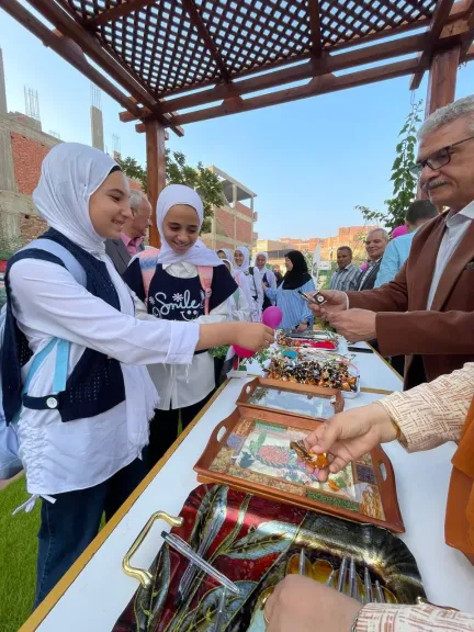 مشهد مبهج في أول يوم دراسة.. مدرسة بالقليوبية تستقبل طلابها بالورد والهدايا والألعاب