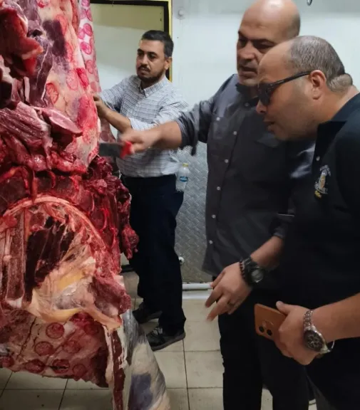 ضربة جديدة للأسواق.. ضبط 150 كجم لحوم فاسدة داخل مخزن بالعبور