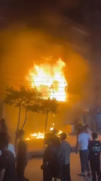 حريق هائل بمحل أثاث شهير بشارع الخليفة المأمون في كفر الشيخ.. والحماية المدنية تحاول السيطرة على النيران