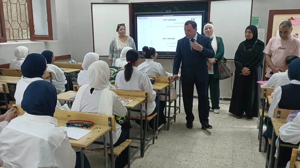 مدير تعليم بني سويف يشهد طابور الصباح بالثانوية الجديدة بنات ويتابع انتظام الدراسة