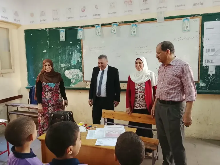 وكيل ”تعليم البحيرة” يفاجىء مدارس الرحمانية لمتابعة العملية التعليمية وحضور الطلاب