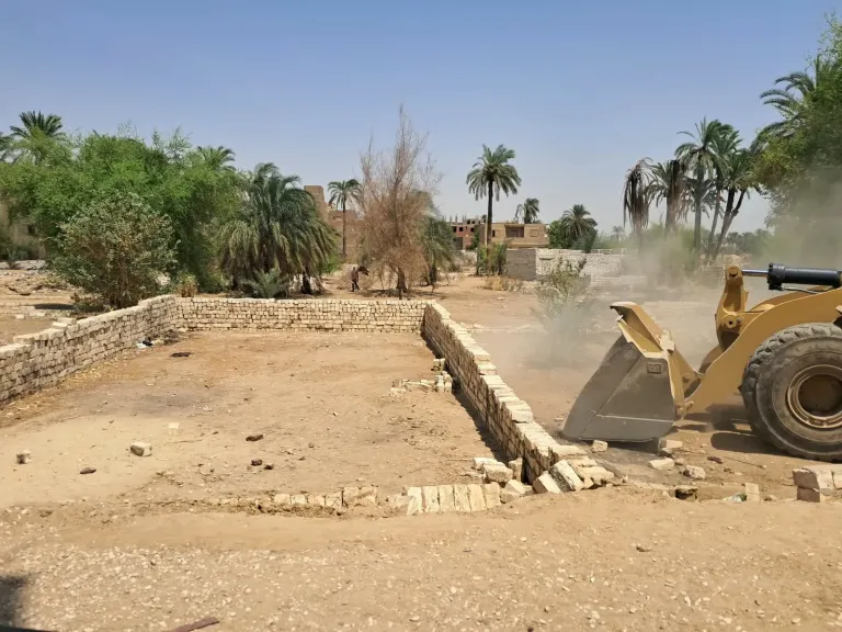 إزالة 31 حالة تعدٍ على مساحة 6015 مترًا في حملة مكبرة بمنطقة الحصواية بقنا