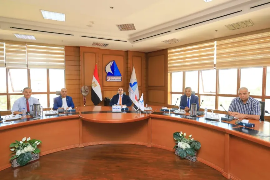 استعدادًا لانطلاق عام جامعي جديد.. رئيس جامعة كفر الشيخ يترأس اجتماعًا موسعًا لمتابعة جاهزية البرامج والقطاعات