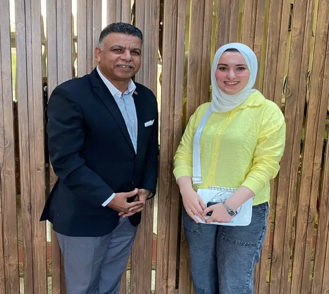اللواء أركان حرب الدكتور أشرف مظهر مع محررة النهار