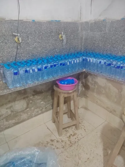 تموين أسيوط يضبط مصنع مياه معدنية غير مرخص ويصادر 2600 زجاجة غير صالحة للاستهلاك الآدمي