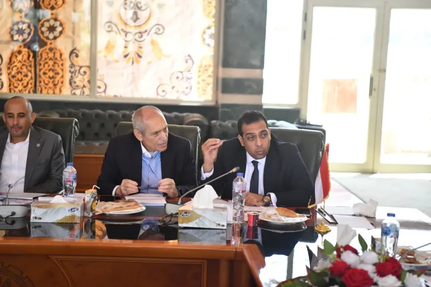 محافظ قنا يبحث مع المستثمرين فرص الاستثمار والتصنيع الزراعي بالمحافظة