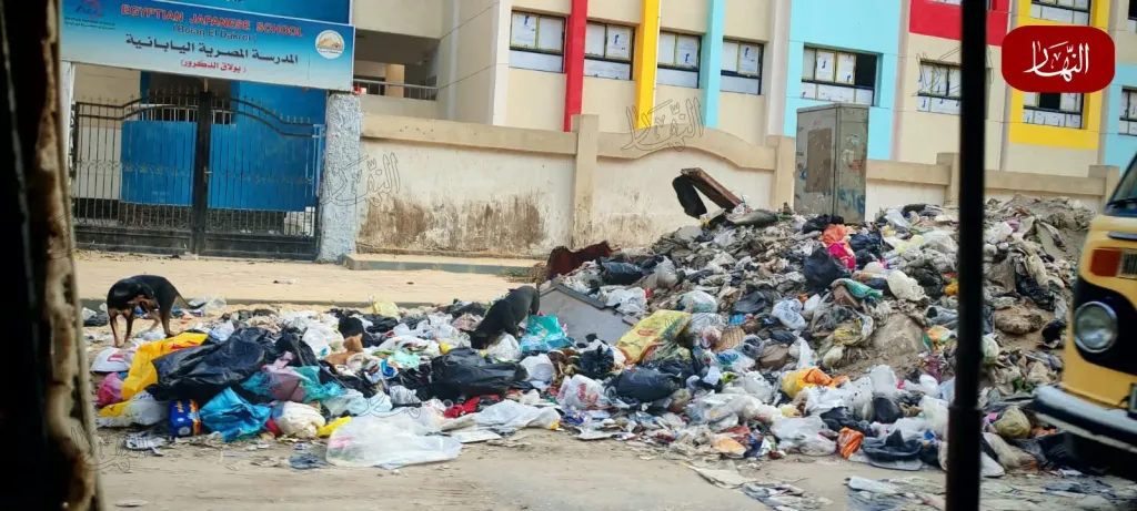 «جريدة وموقع النهار» ترصد تراكم القمامة أمام المدرسة المصرية اليابانية بفيصل.. والأهالي يطالبون بالتدخل