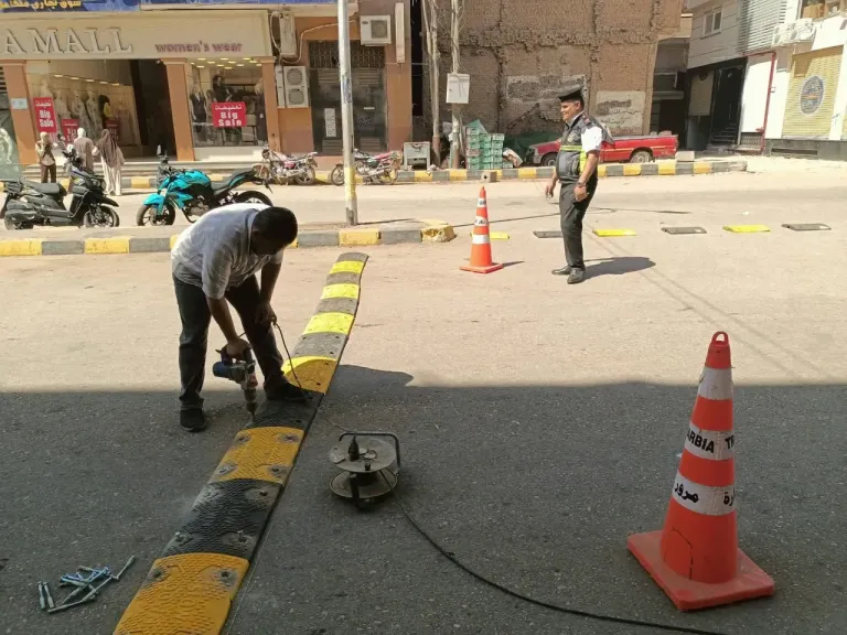 تركيب مطبات بشارع الجيش في السنطة استجابة لمطالب الأهالي