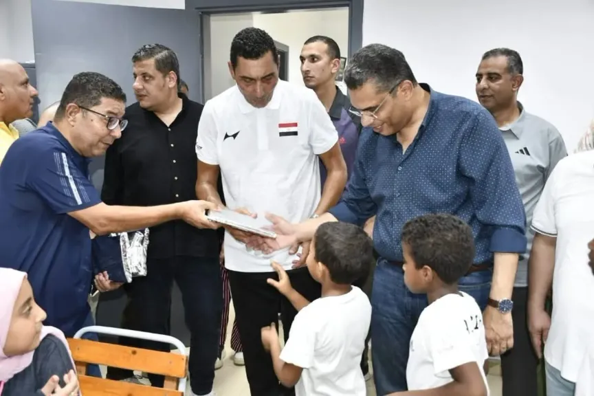 وزير الشباب والرياضة يتفقد نادي الشلاتين ويلتقي لاعبي الفرق الرياضية