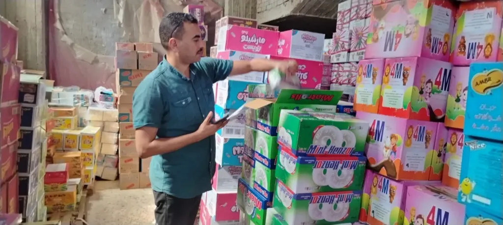 حملة تموينية مكبرة بقلين في كفرالشيخ تضبط 1500 لتر زيت وقرابة 15 ألف سلعة ومياه غازية مجهولة المصدر