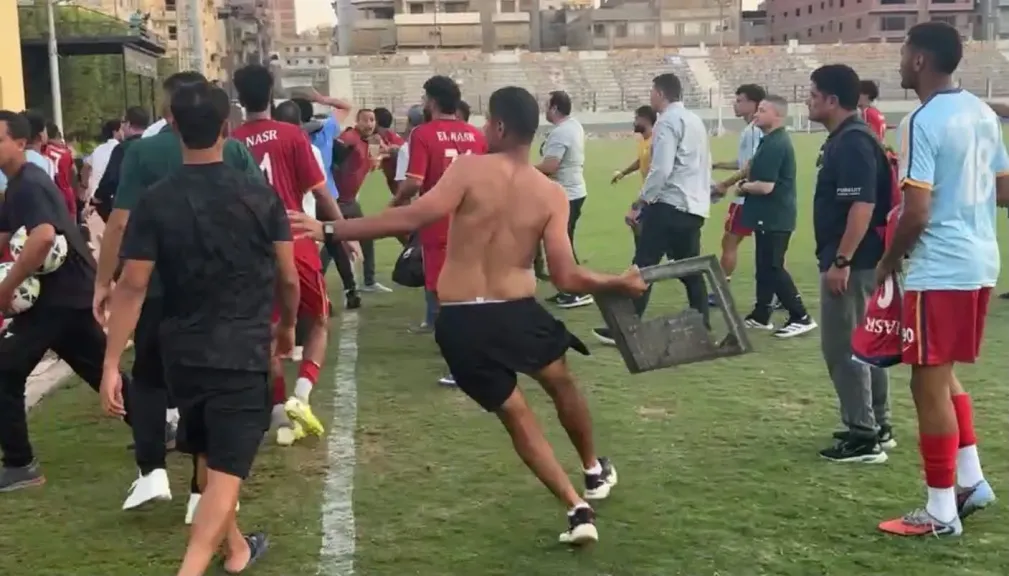 اشتباكات بالأيدي.. مشاجرة تثير الفوضى عقب مباراة طنطا والنصر بدوري المحترفين