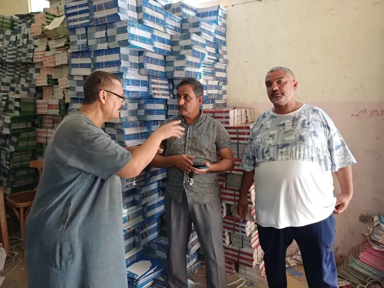 مدير ادارة بني سويف التعليمية يتابع مخازن الكتب لتسليمها إلى المدارس في موعدها