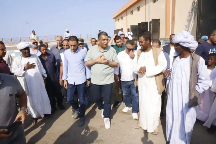 محافظ البحر الأحمر يستعرض نتائج تطوير محطة تحلية مياه حلايب بعد رفع طاقتها