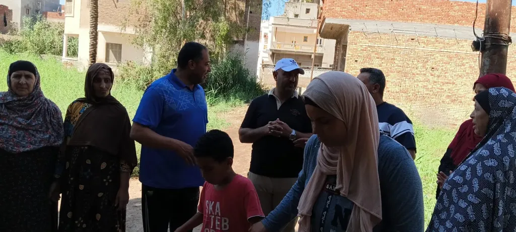 مياه مجهولة المصدر تغرق منازل أهالي دقميرة بكفر الشيخ.. وسيدة مسنة: تركت بيتي خوفًا من انهياره
