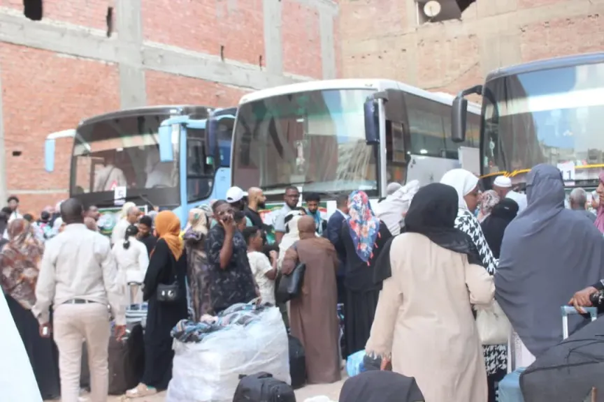882 سوداني يغادرون مصر عائدين إلى الوطن ضمن تفويج لجنة الأمل