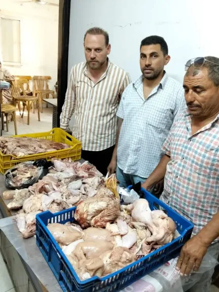 ضبط دواجن فاسدة ومنتجات مجهولة المصدر.. حملة تموينية على محال ومطاعم