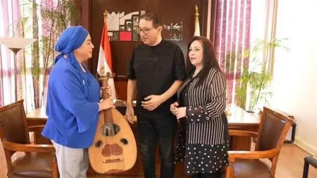 تخليدا لذكراه..أسرة الموسيقار الراحل محمد الموجي تهدى العود الخاص به لمتحف الموسيقى العربية بأكاديمية الفنون