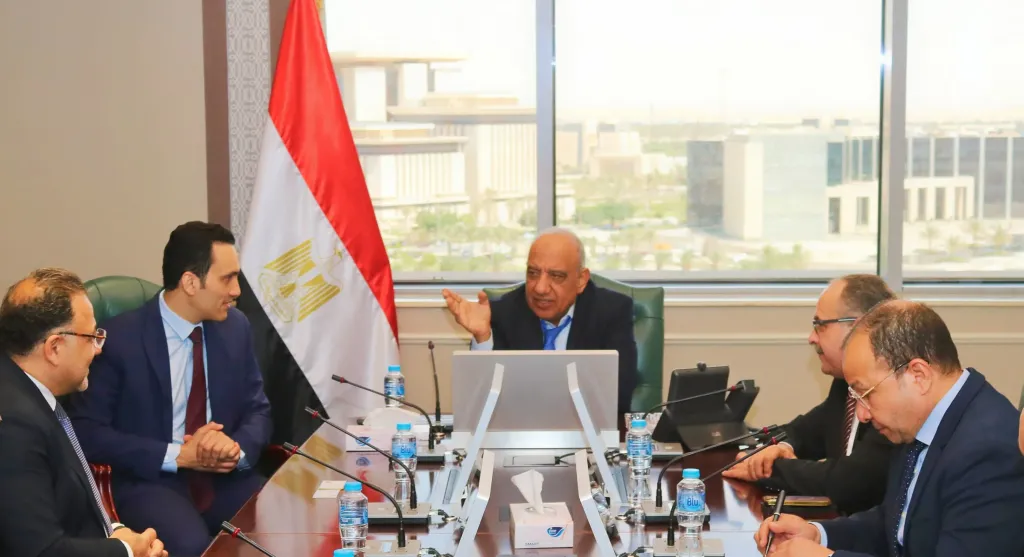 وزير الكهرباء يبحث مع مسئولي شركة هيدروفولتا ”Hydrovolta” البلجيكية التعاون في مجالات أنظمة المعالجة الكهروكيميائية للمياه الجوفية وتحلية مياه البحر