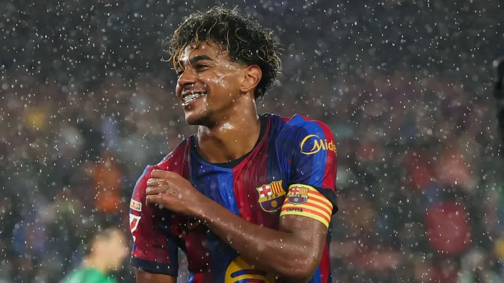 لامين يامال يقود هجوم برشلونة أمام إشبيلية وعبد الكريم بديلًا
