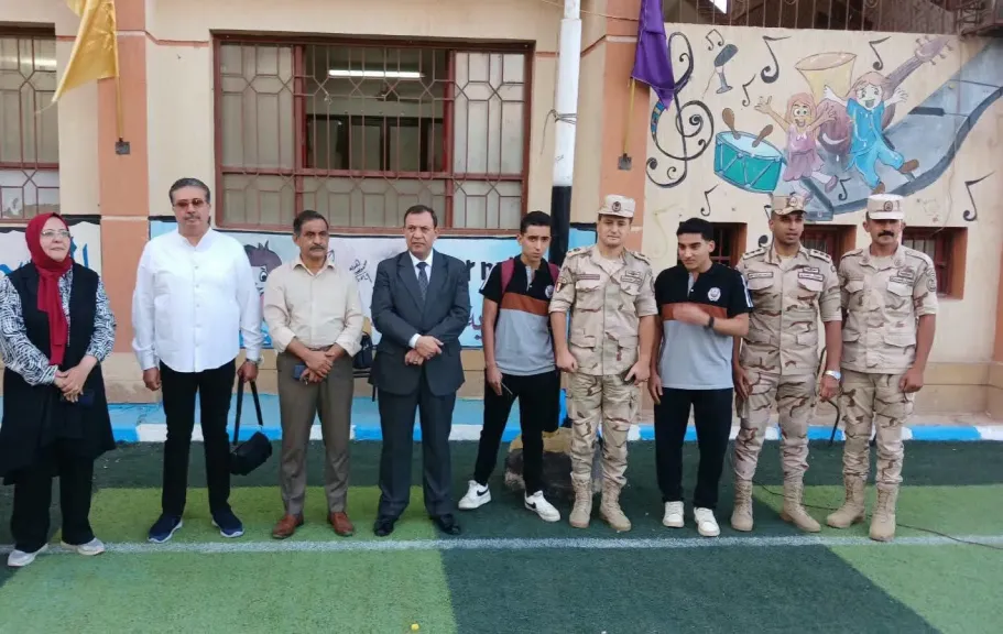 مدير تعليم بني سويف يكرّم أبناء الشهيد الرائد أحمد محمد عبده بمدرسته تخليدًا لذكراه ووفاءً لتضحياته