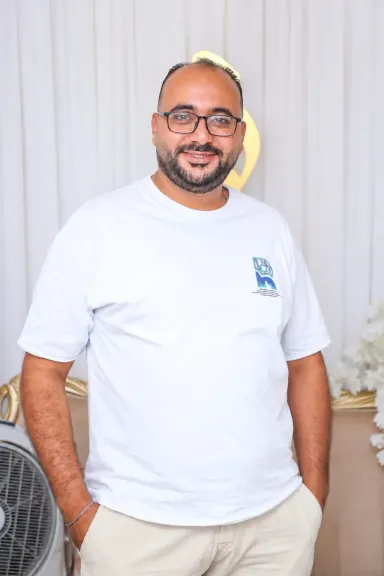 الكلاب الضالة تتسبب في وفاة شاب ببورسعيد.. وأسرته تكشف تفاصيل سقوطه أثناء الهروب منها