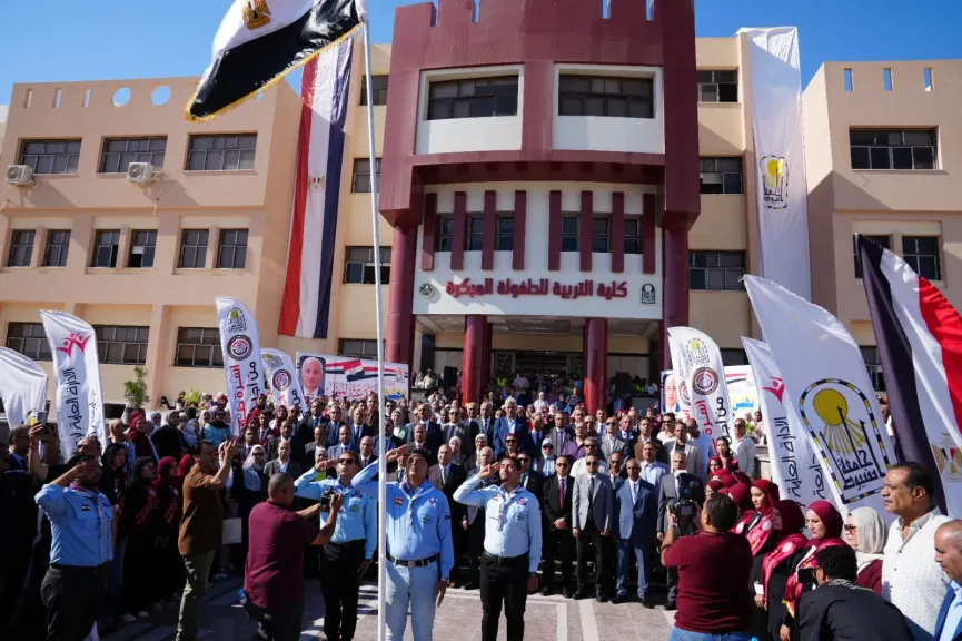تحية العلم تجمع جامعتي أسيوط والأهلية في مستهل العام الجامعي الجديد
