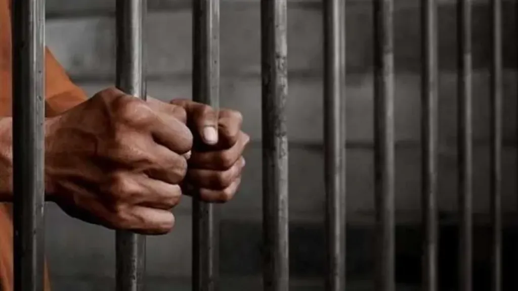 بحوزته 26 لفافة هيروين.. المشدد 6 سنوات لعاطل وتغريمه 100 ألف جنيه لإتجاره بالمواد المخدرة بالإسكندرية