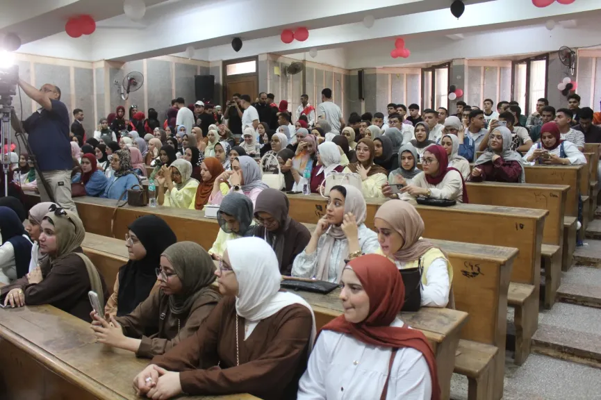 رئيس جامعة المنصورة يفتح حوارًا مع الطلاب حول الدراسة والمهارات وسوق العمل