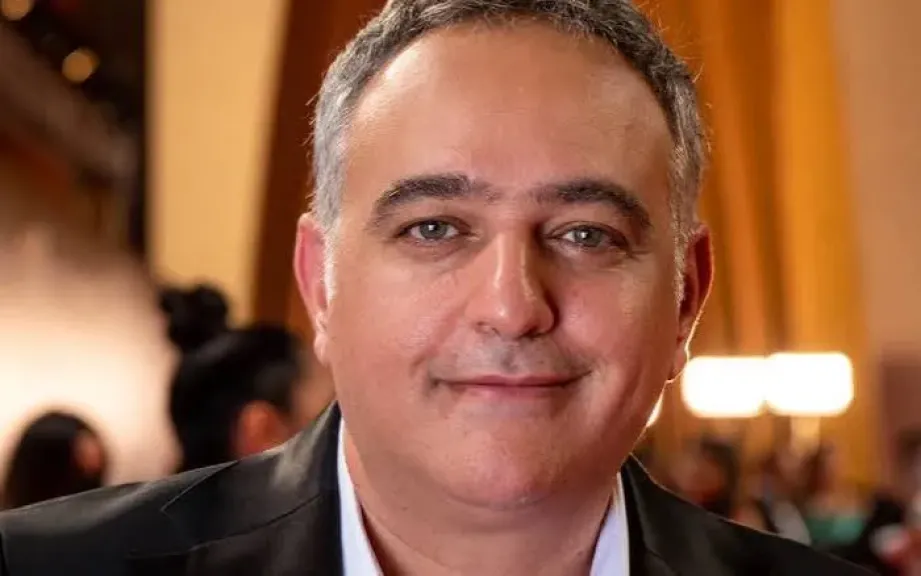 أول تعليق من المنتج محمد حفظي على إوالة صورة صبري فواز من أفيش ”القصص” على شاهد