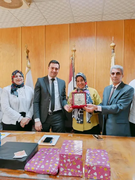إعلام بنى سويف يحتفي بالاستاذة نعمات فتحي لبلوغها السن القانونية