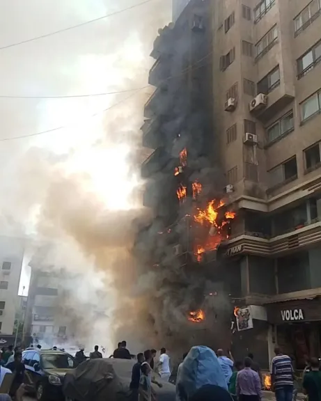 النيران تشتعل في قلب بنها.. حريق محل كشري يمتد لعقار سكني بشارع فريد ندا