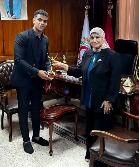 نقيب التمريض تكرم الممرض علي محمد.. مكافأة مالية ودرع «أوسكار النقابة» ومنحة دراسية بجامعة بدر