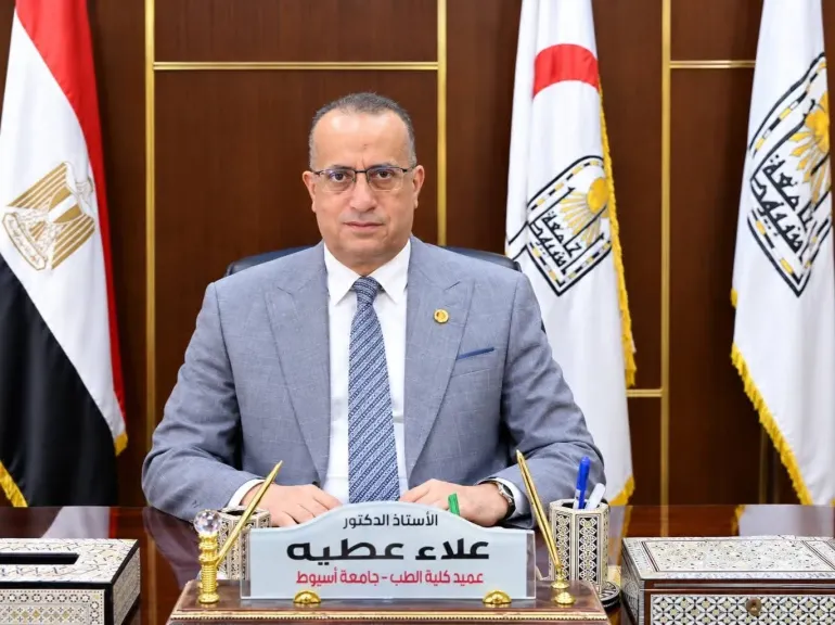 فريق طبي بوحدة جراحة اليد والجراحات الميكروسكوبية بمستشفيات جامعة أسيوط ينجح في استئصال ورم أسفل الفخذ لشابة تبلغ 20 عامًا وتركيب مفصل صناعي خاص