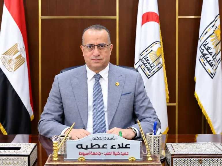 فريق طبي بوحدة جراحة اليد والجراحات الميكروسكوبية بمستشفيات جامعة أسيوط ينجح في استئصال ورم أسفل الفخذ لشابة تبلغ 20 عامًا وتركيب مفصل صناعي خاص