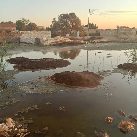 مياه مجهولة تحاصر منازل «عزبة الأمير» بإسنا منذ عامين.. والأهالي يطالبون بكشف مصدرها