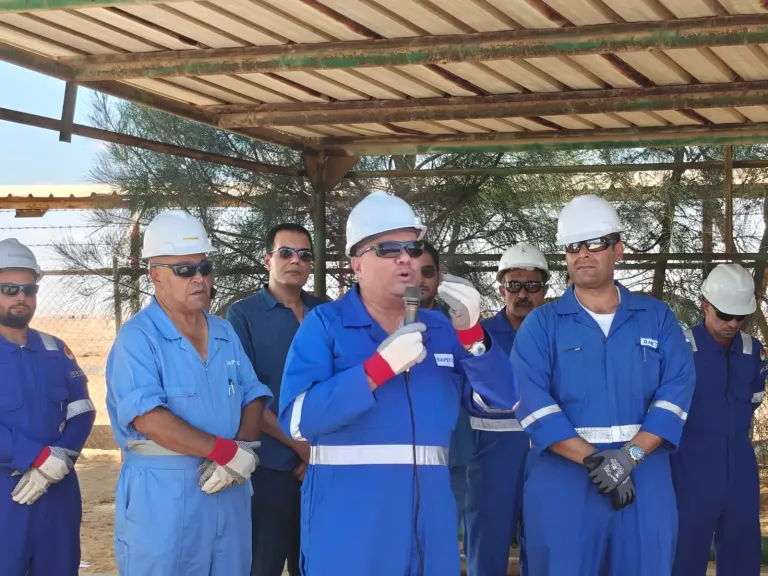 رئيس شركة بدر الدين للبترول: يشارك العاملين بموقع نياج1 وقفة السلامة تحت شعار بلاغك يفرق