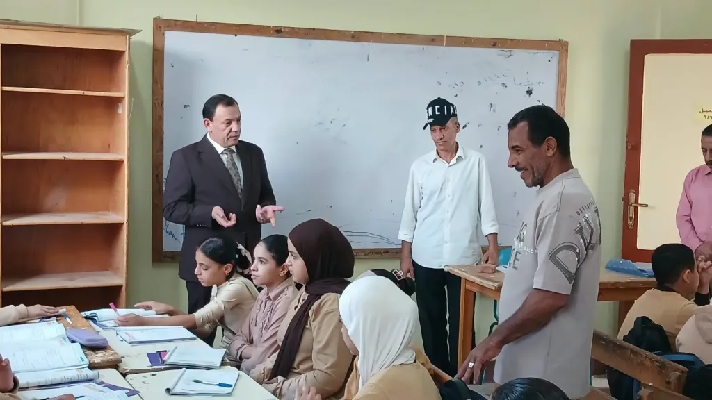 مدير تعليم بني سويف يشهد طابور الصباح بمدرسة بني هارون الابتدائية