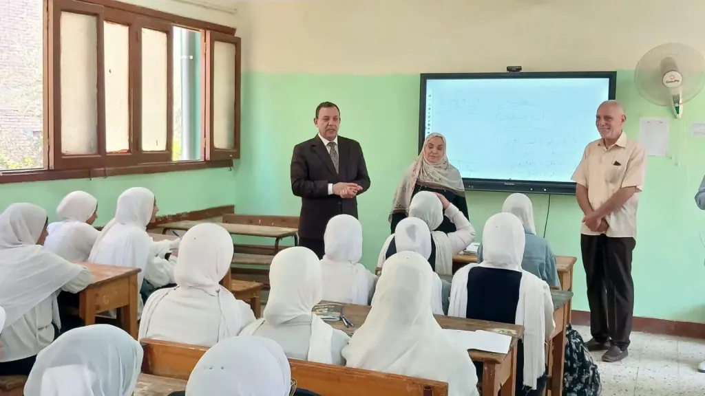 في جولة ميدانية مكثفة.. مدير تعليم بني سويف يتابع انتظام الدراسة ويستمع لطالبات مدارس ببا