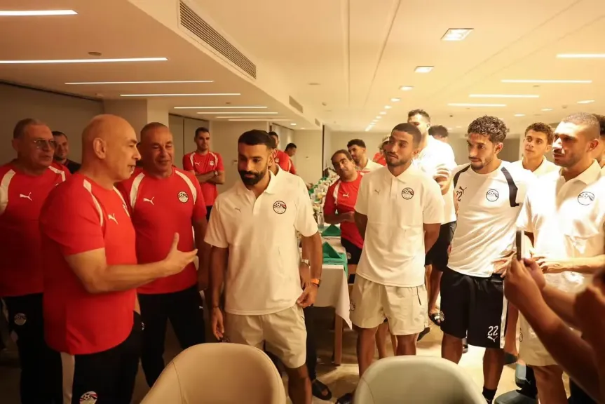 احتفال لاعبي منتخب مصر بتجديد عقد حسام وإبراهيم حسن
