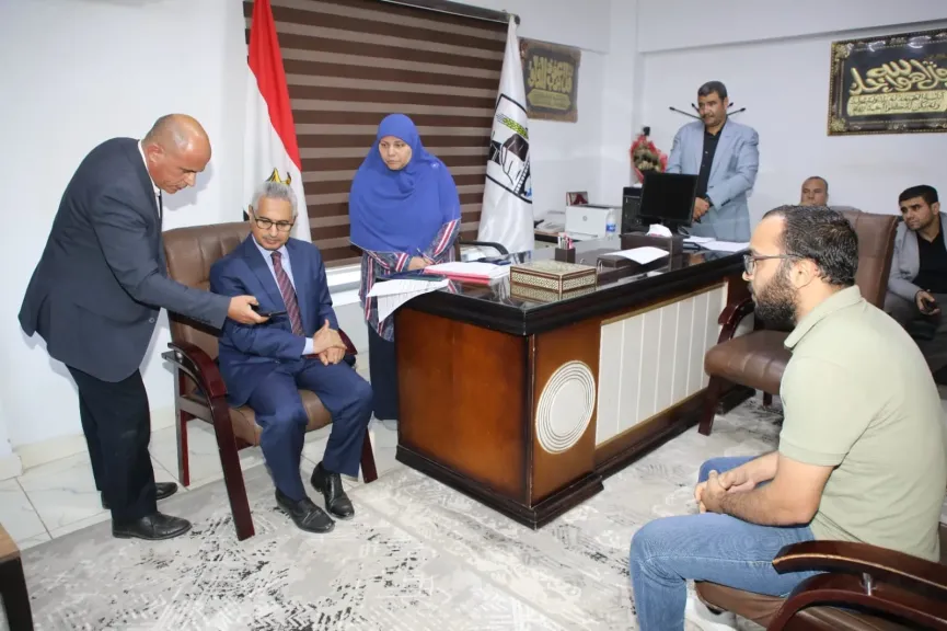 ذهب إليهم.. محافظ بني سويف يوجه بحلول شكاوى ومطالب النواطنين خلال لقائه المفتوح بأهالي ببا