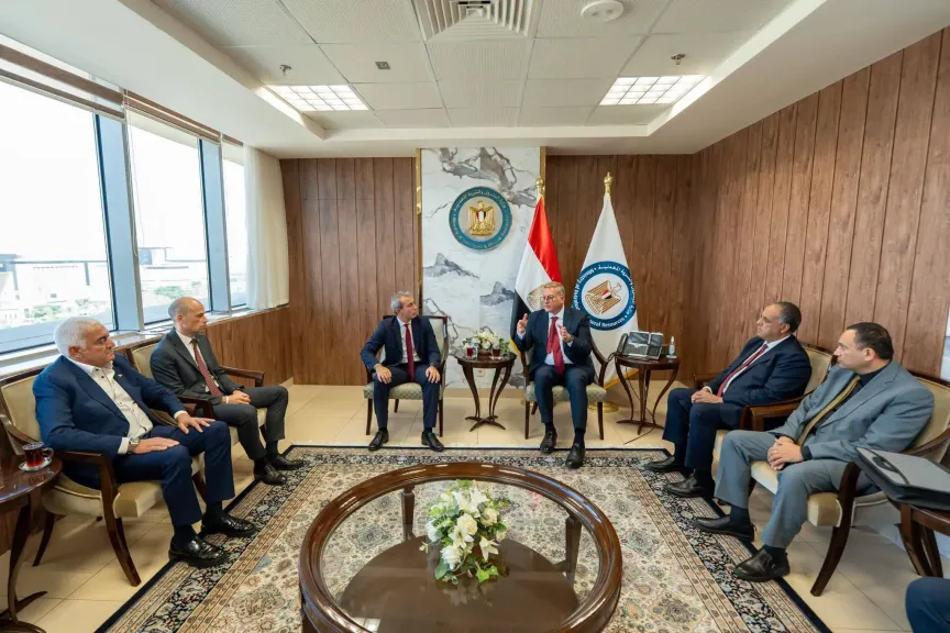 وزير البترول يبحث مع وفد «إيني» الإيطالية التعجيل بتنمية الاكتشافات الجديدة وزيادة الإنتاج