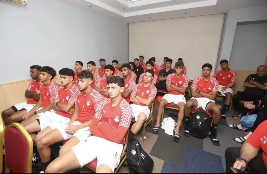 الجهاز الفني لمنتخب الشباب يلقي محاضرة تحفيزية على اللاعبين:-