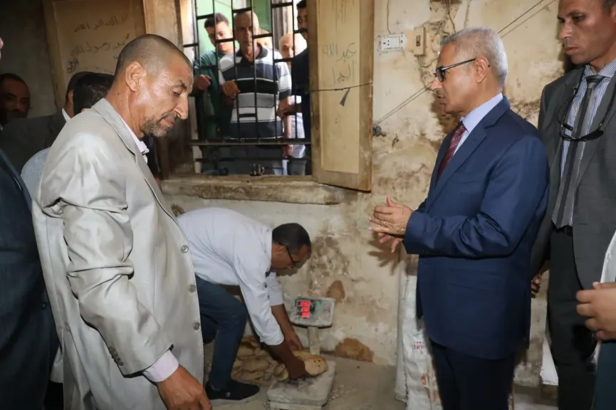 محافظ بني سويف يتفقد عددًا من المخابز والخدمات والنظافة والإشغالات بمركزي سمسطا وببا